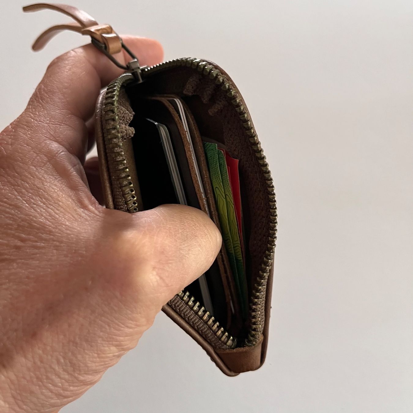 Portafogli: - MAKR - ZIP LUXE  WALLET - BARK CHROMEXCEL – Nuovo e nell'imballaggio originale da Magglingen/Macolin venduto da OZborn 2