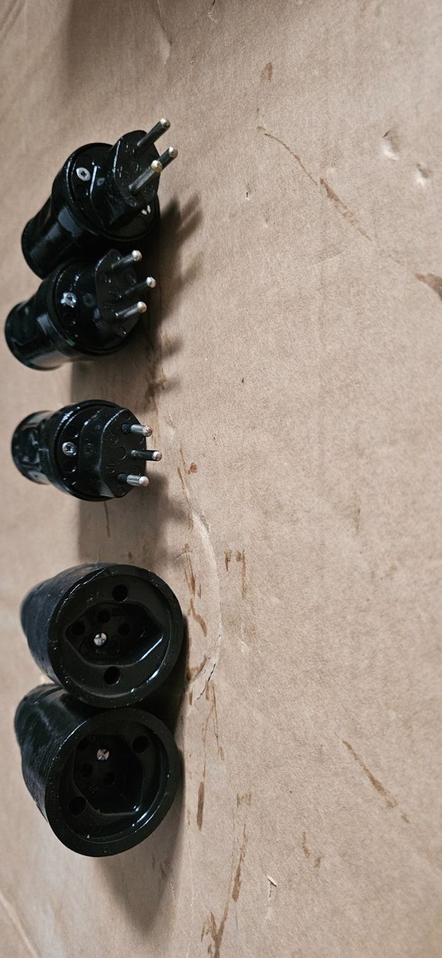 Schneider Spine: Stecker und kupplung 3pol 230V – Usato da Baar venduto da Vel...Baar45
