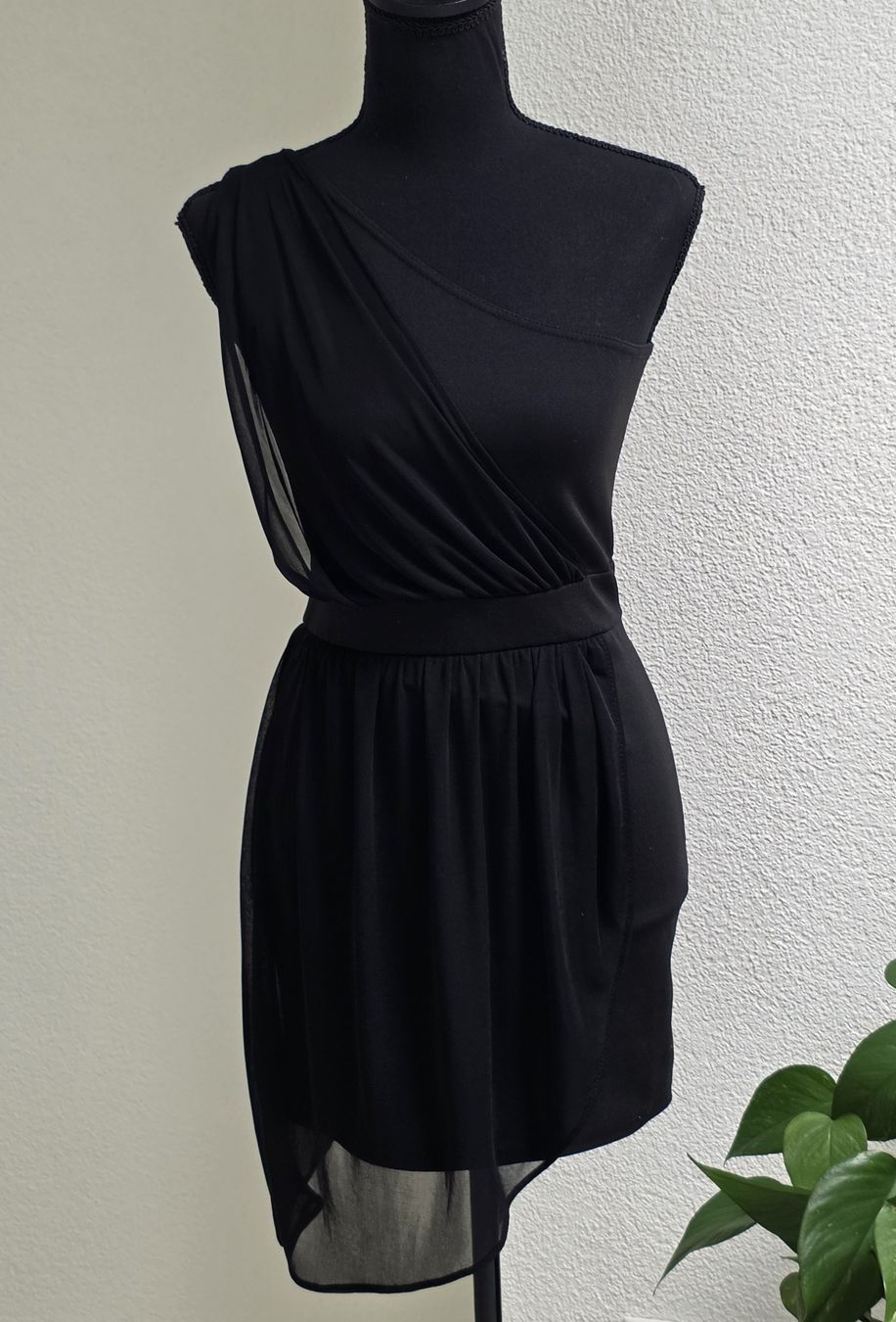 Kleider: Kleid Schwarz One-Shoulder Chiffon Grösse S – Gebraucht aus Rheinsulz von Gilea