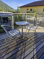 1 table et 2 chaises alu en excellent état style bistrot