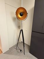 Stehlampe mit kupferfarbenem Schirm  CHF 50.