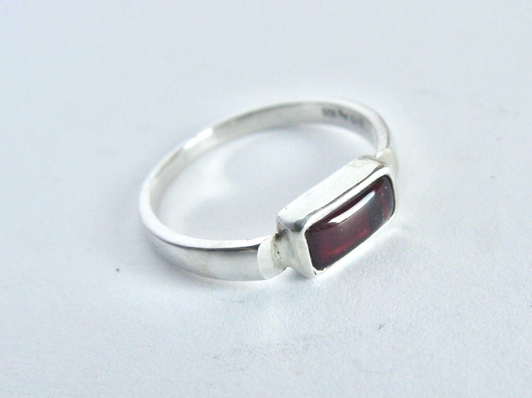 Olga Ribler Ringe: Silber Ring mit Granat – Gebraucht aus Henggart von elsternwerk
