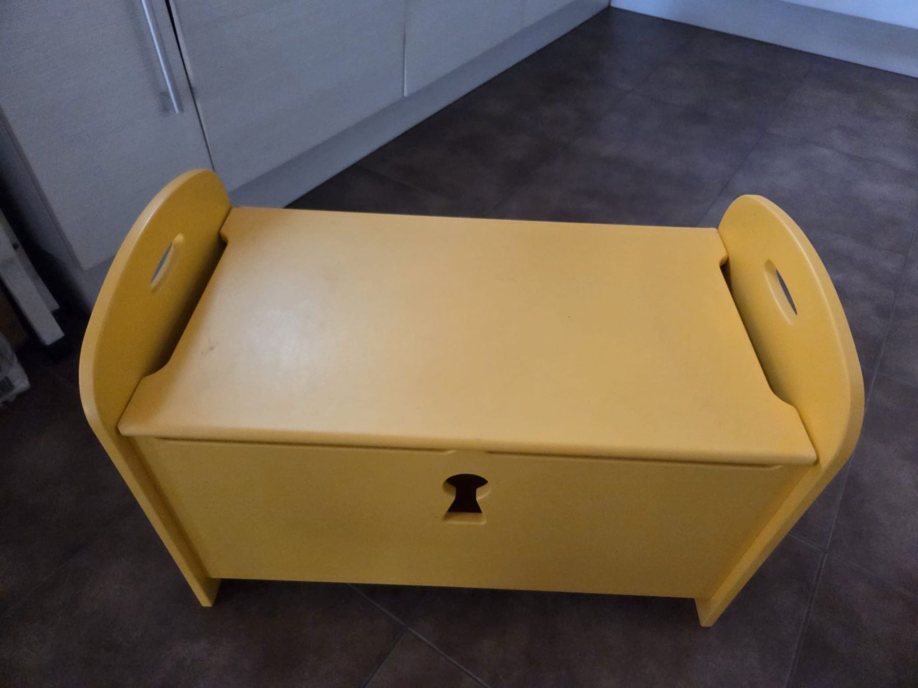 Truhen: Coffre à jouets en bois jaune – Gebraucht aus Lavigny von ehlstudent_ 1