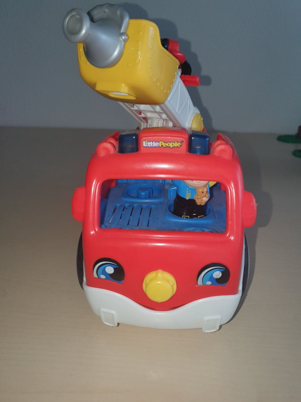 Jouets: Feuerwehrauto mit Figuren – D'occasion à Altendorf par MiriCaj 2