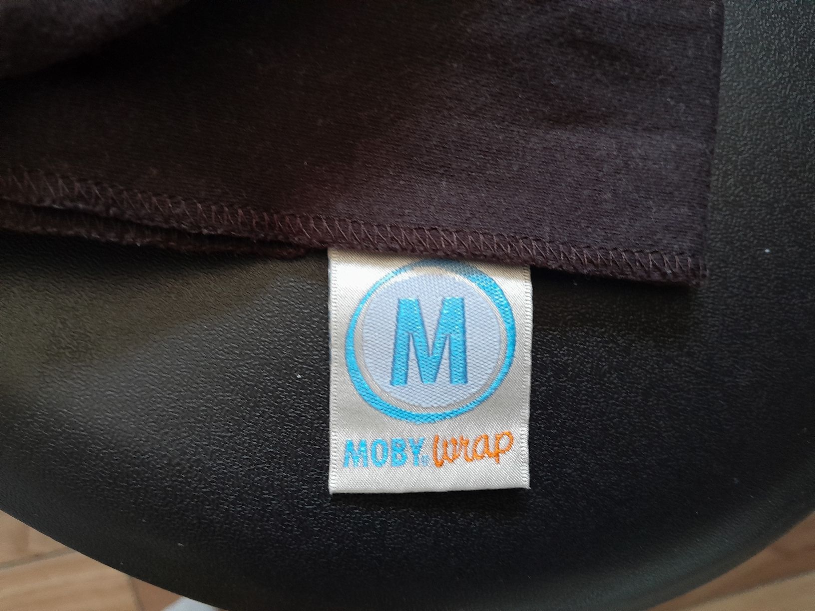 Moby Wrap Porte-bébés ventraux & dorsaux: Moby Wrap Tragetuch Dunkelbraun  – D'occasion à Walde AG par tra_7vrt 1