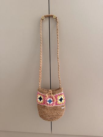 Cute crocheted raffia crossbody bag, perfect for summer!