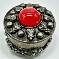 Pilulier ancien en métal argentée avec cabochon en cornaline