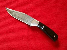 Damaststahl Gürtelmesser mit Horngirff und Lederetui