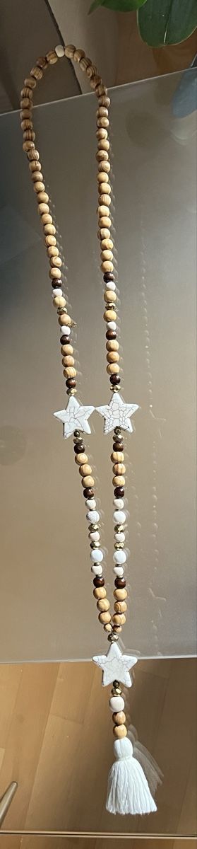 Catenine: Collier ethnique perles bois et étoiles blanches pompon – Usato da Genève venduto da Libellule477 1