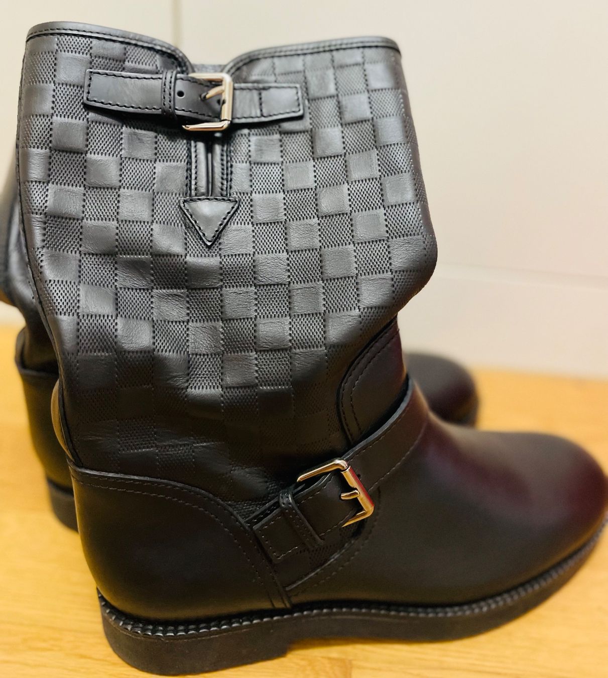 Louis Vuitton Scarpe da uomo: Original LOUIS VUITTON  Herren Biker Engineer Boots Damier – Nuovo (secondo la descrizione) da Schaffhausen venduto da Blackadder31 1