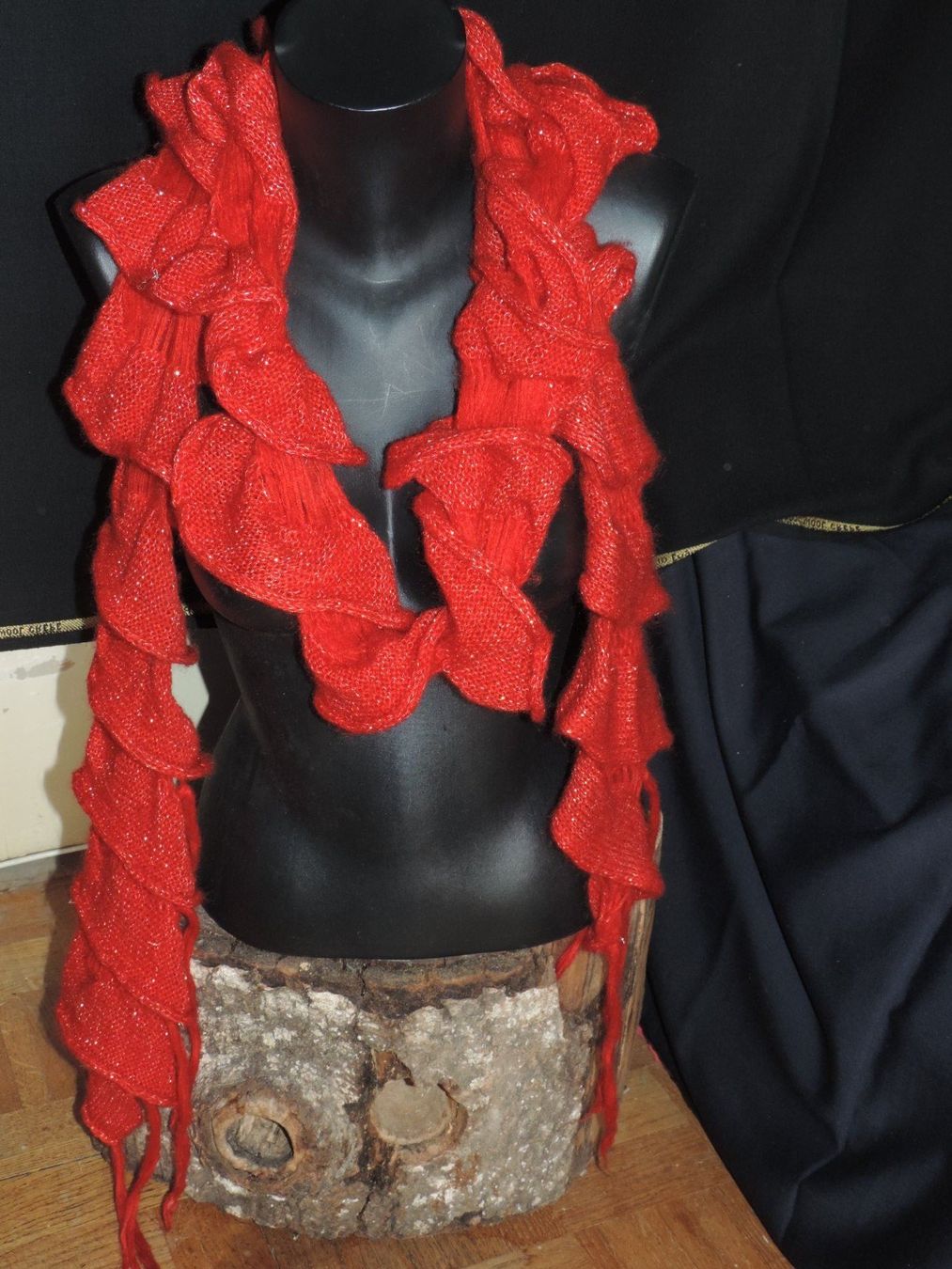 Foulard & Sciarpe: écharpe rouge avec fil doré – Usato da Genève venduto da Axelle333 1