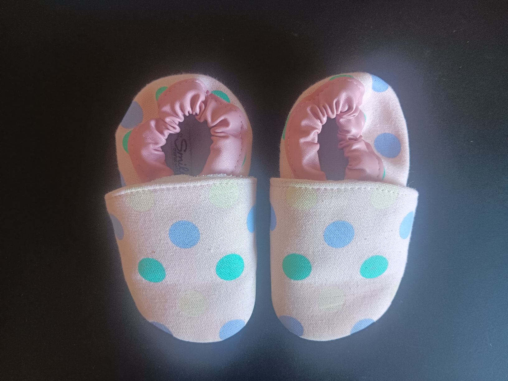 Scarpe per ragazzi: pantoufles enfant taille 22 – Usato da Lausanne venduto da Grabock