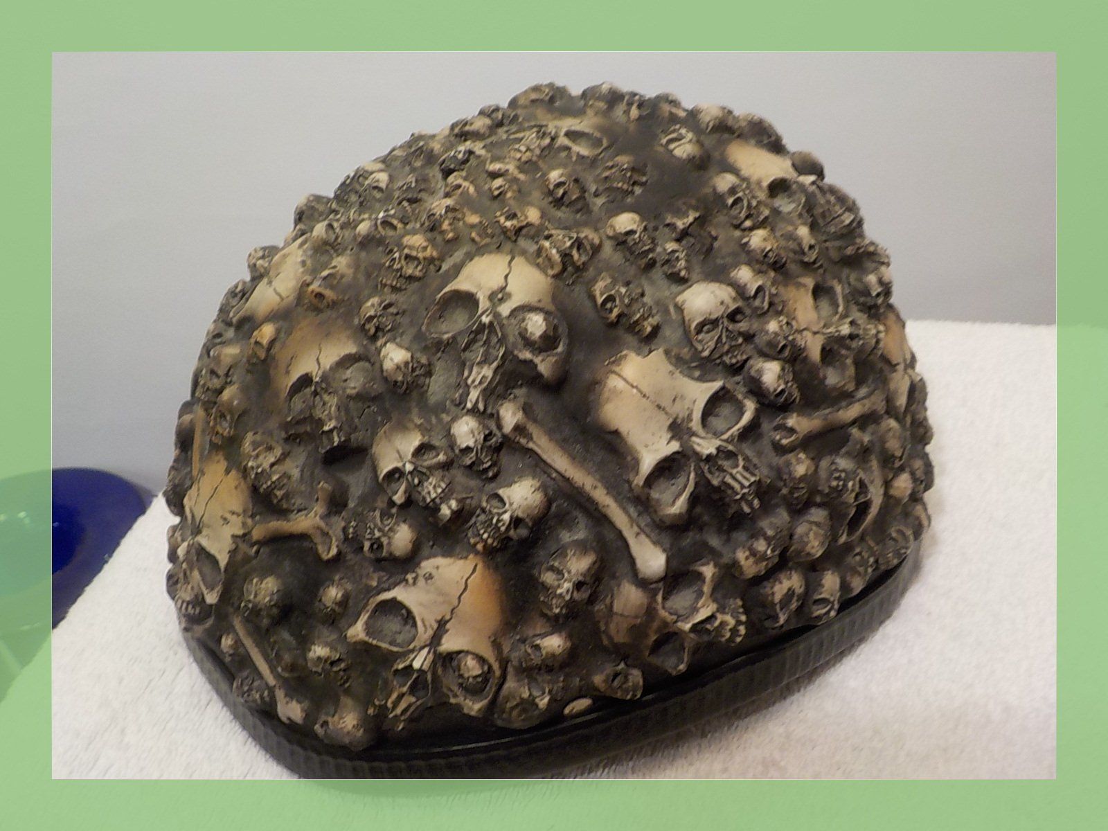 Caschi & visiere: Dekorative Schädel-Helm-Skulptur, Kunstobjekt – Usato da Bülach venduto da Freieck 8
