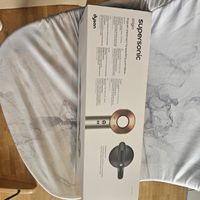 Dyson Sèche-cheveux neuf avec garantie. 