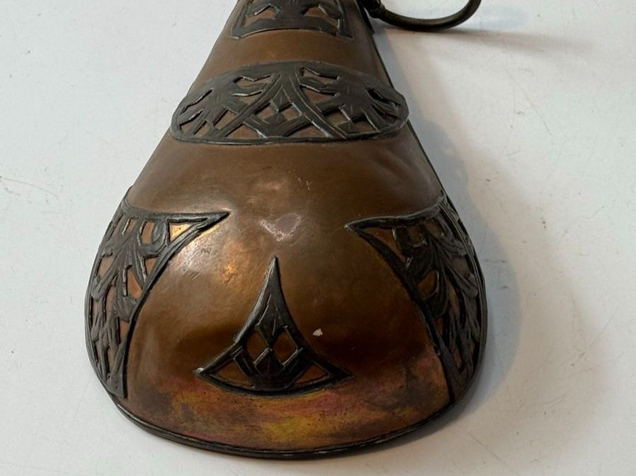 Bottiglie: Antikes Pulverhorn, Messing, verziert, 25 cm – Usato da Grenchen venduto da swiss.antiques 4