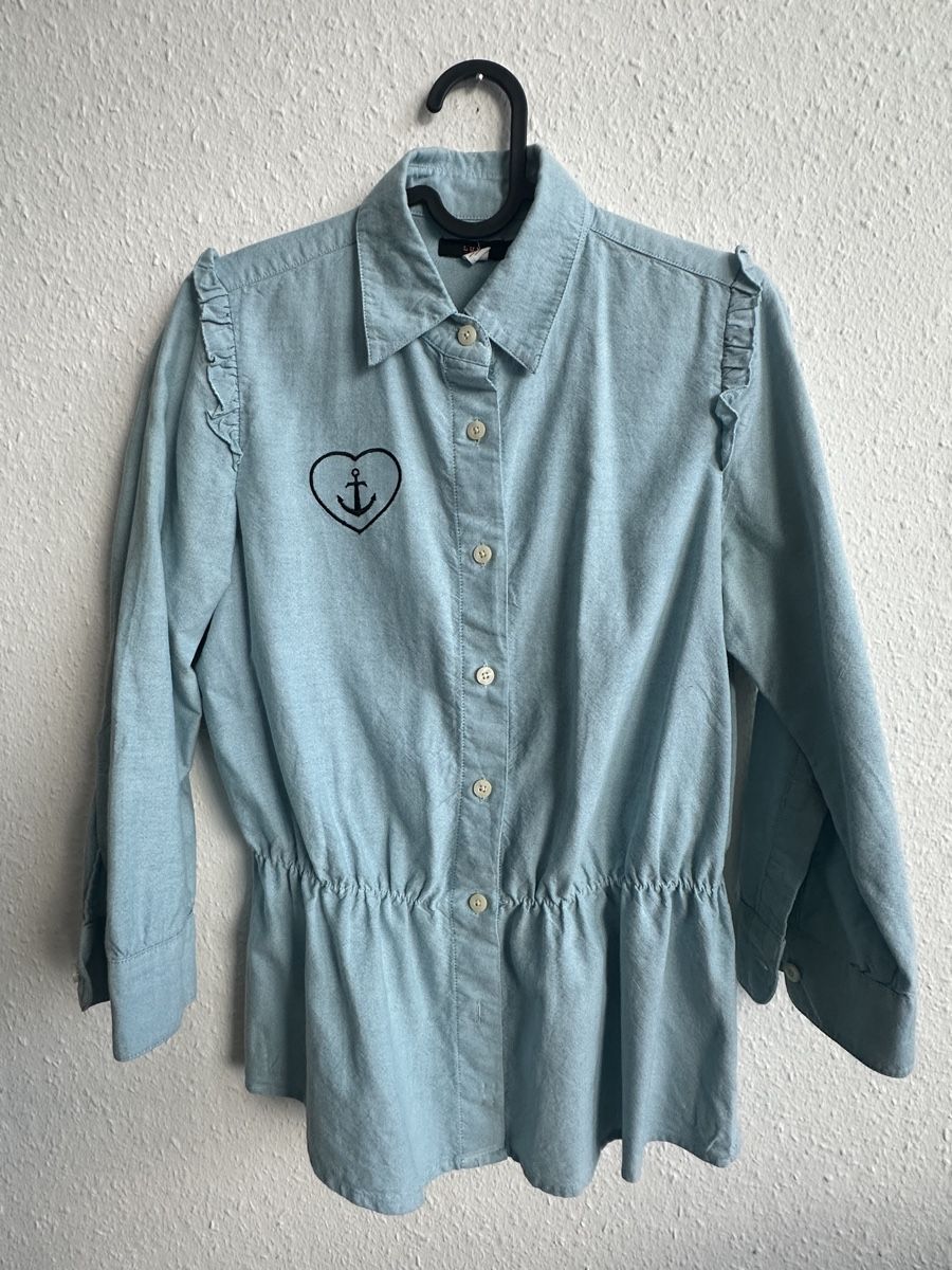 Blusen: Blaues  Hemd mit Rüschen, Grösse M. Top Zustand! – Gebraucht aus Steffisburg von blackcoffee 4