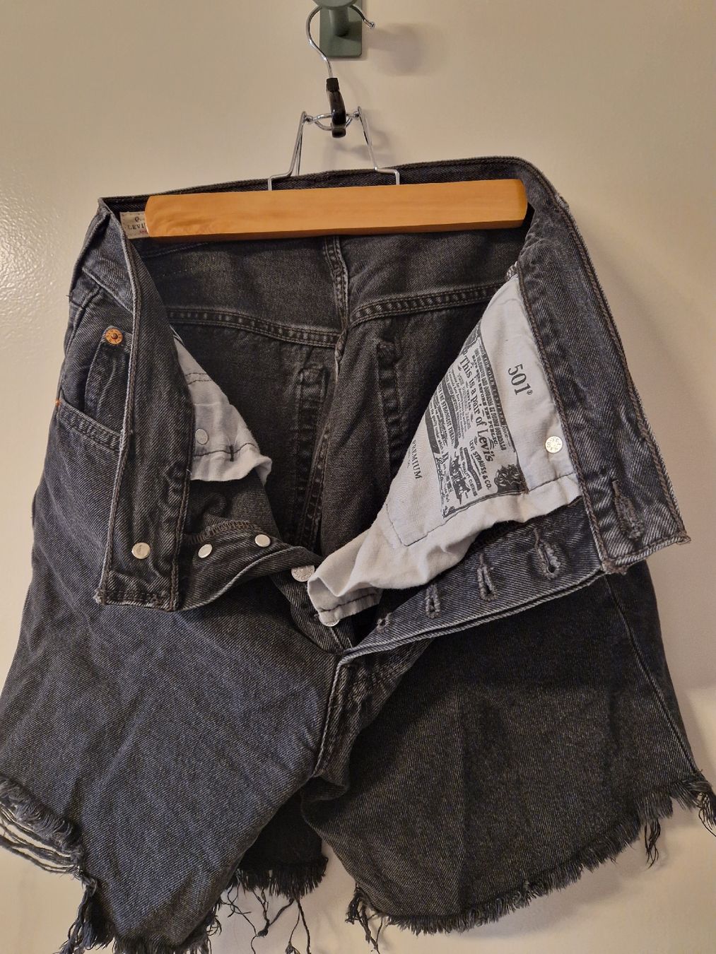 Levi's Jeans: Schwarze Levi's Jeansshorts mit Fransen – Usato da Zürich venduto da SunFlower_14 5
