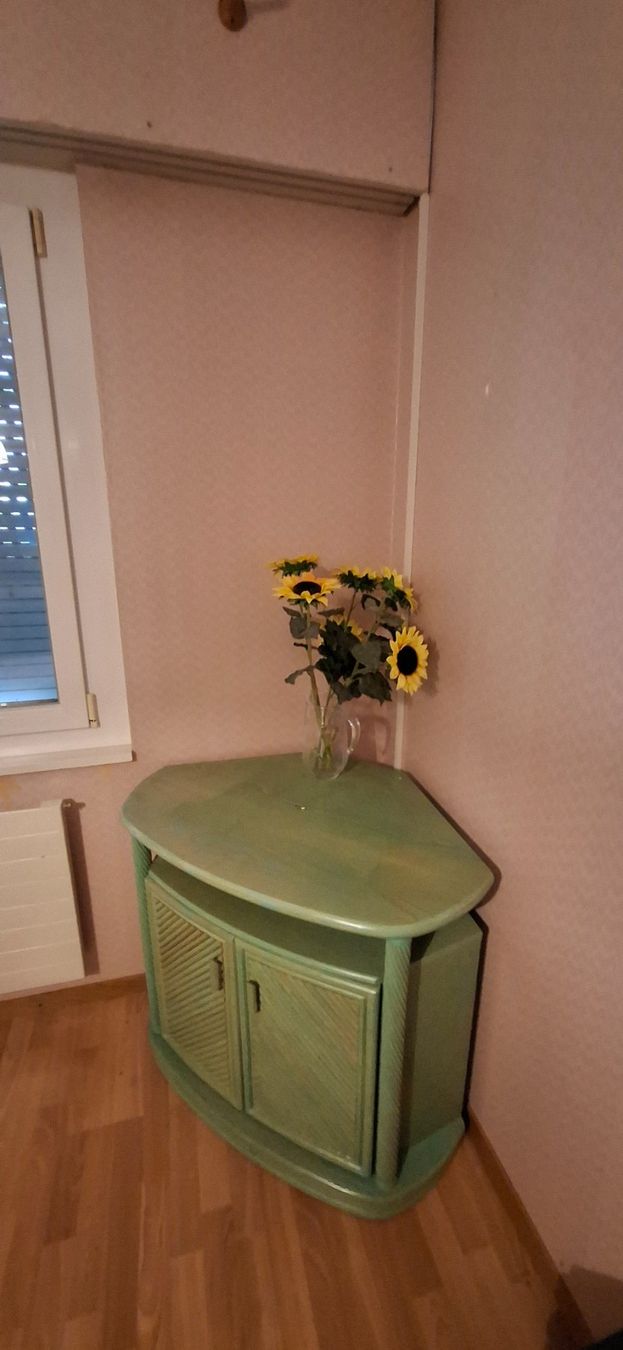 Letti: chambre à coucher ensemble lit commode et table de chevet – Usato da Champagne venduto da Lamar0 2