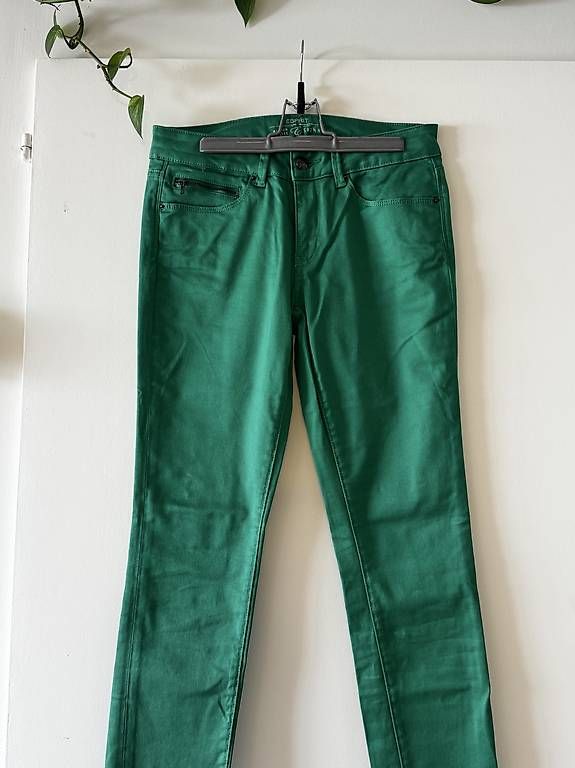 Pantaloni: Pantalon vert Esprit taille 36 – Usato da Montreux venduto da Memecita