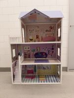 Barbie Puppenhaus aus Holz mit Puppenmöbeln