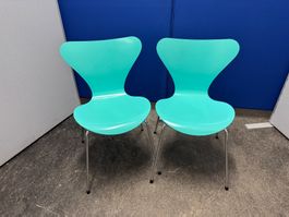 2 Stühle Fritz Hansen Serie 7 Arne Jacobsen türkis