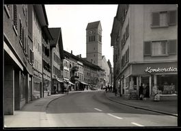 AK Uznach /SG, Strassenpartie in der Ortsmitte mit Kirchturm
