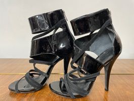 Schwarze DKNY Riemen Lack High Heels Gr. 37
