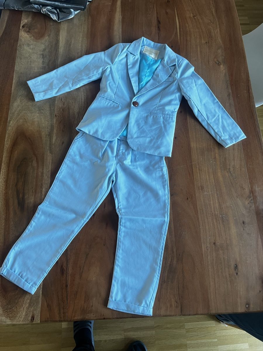 Completi: Festanzug hellblau Gr.110 Jungen – Usato da St. Gallen venduto da Popolone26