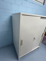 Kleiner Metallschrank