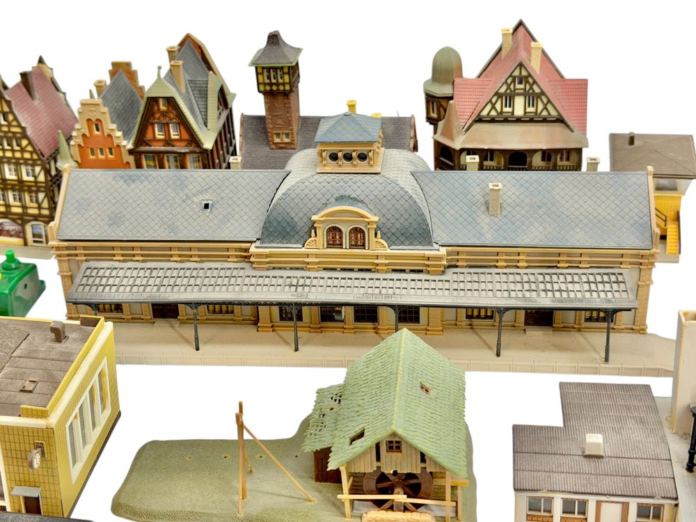 Lot de 11 bâtiments miniatures pour circuits de train (D #39 occasion) à