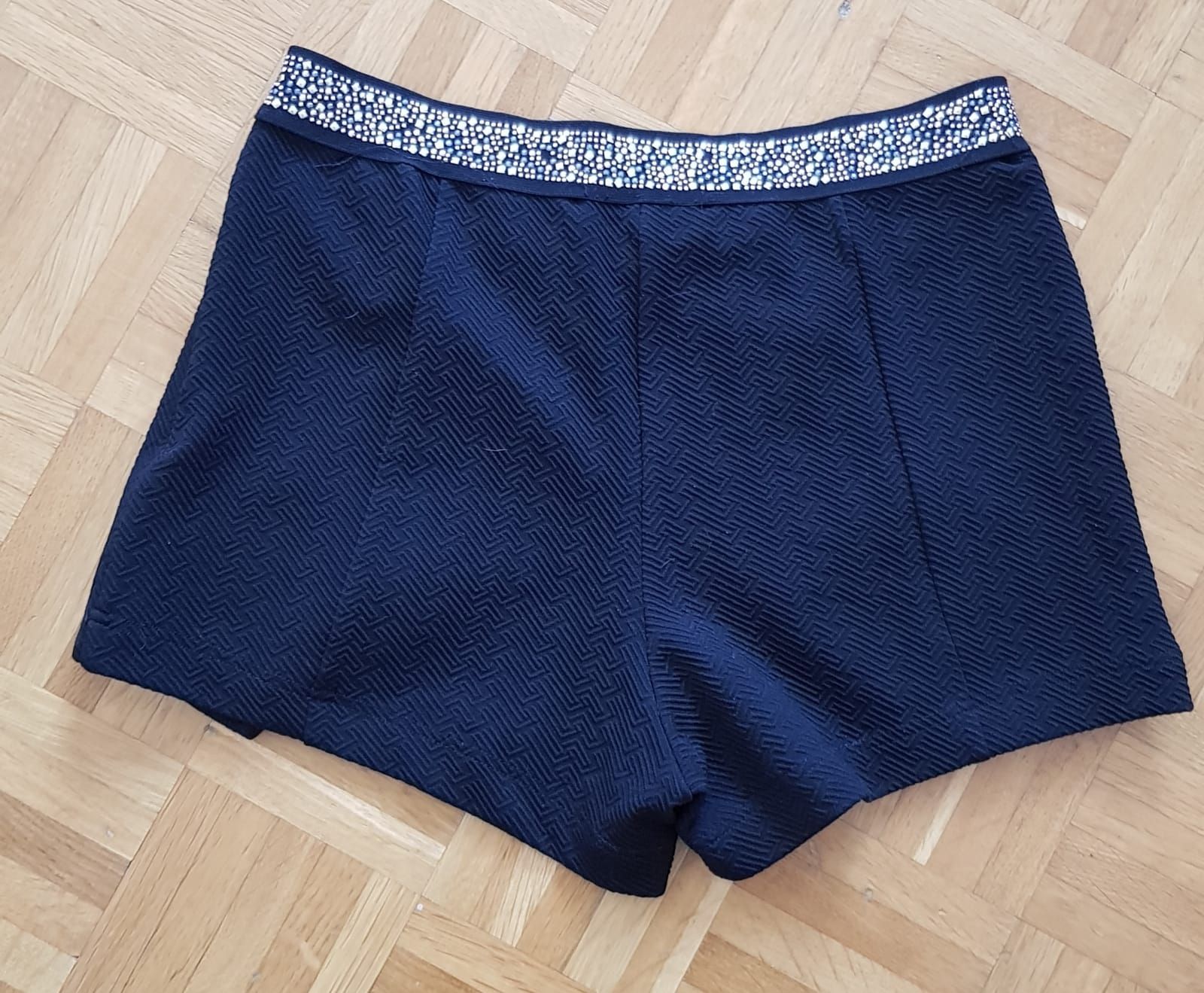 Pantaloni: Short noir taille M noir à bordure dorée – Nuovo (secondo la descrizione) da Versoix venduto da aline_b 1