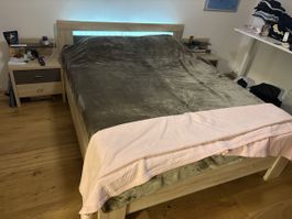 Bett mit Tempur Matratze und Kleiderschrank