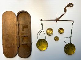 Münzwaage antik  3 Messingewichte in Holzschatulle - SELTEN!