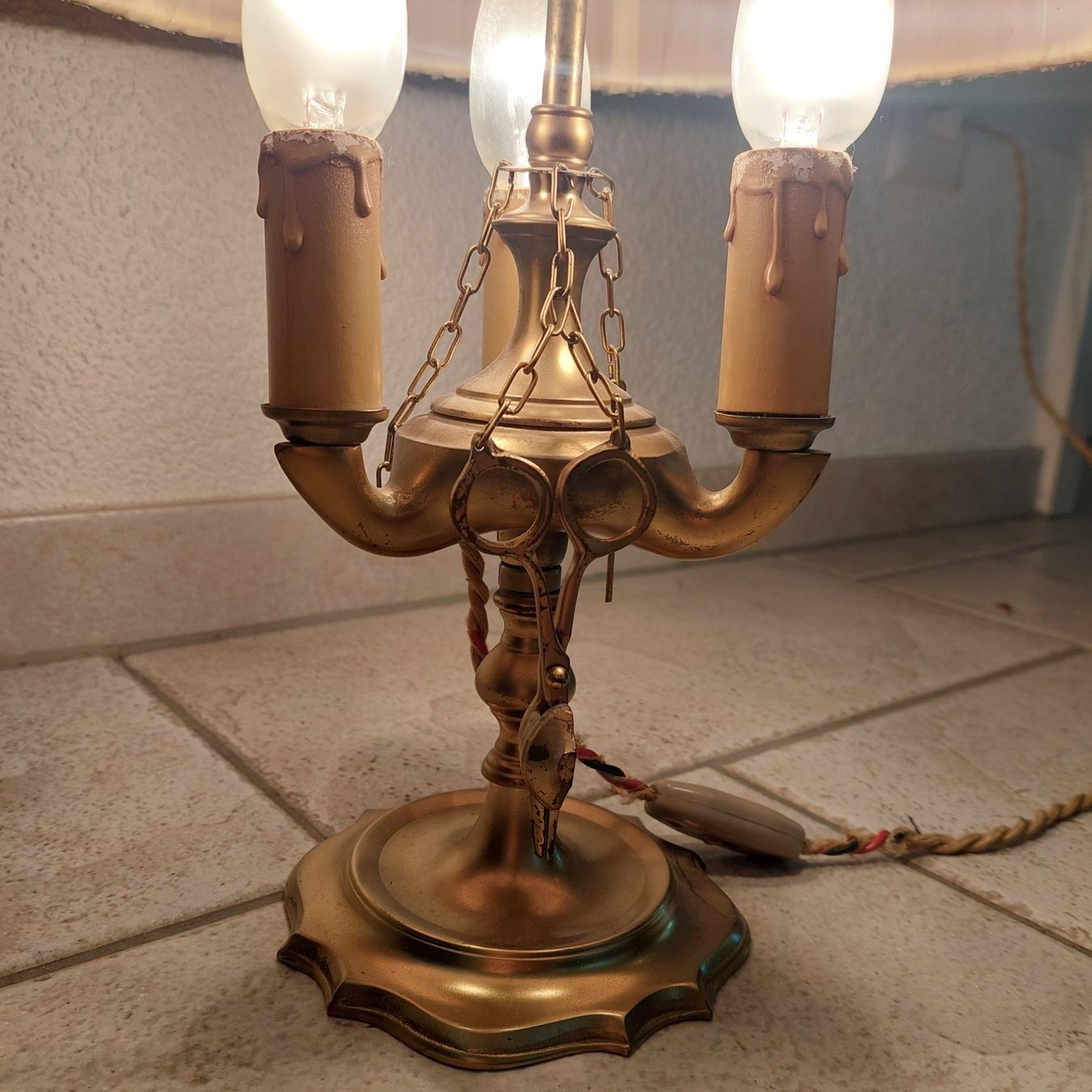 Lampade: Vintage Tischlampe mit rotem Schirm – Usato da Solothurn venduto da Kuma5 3