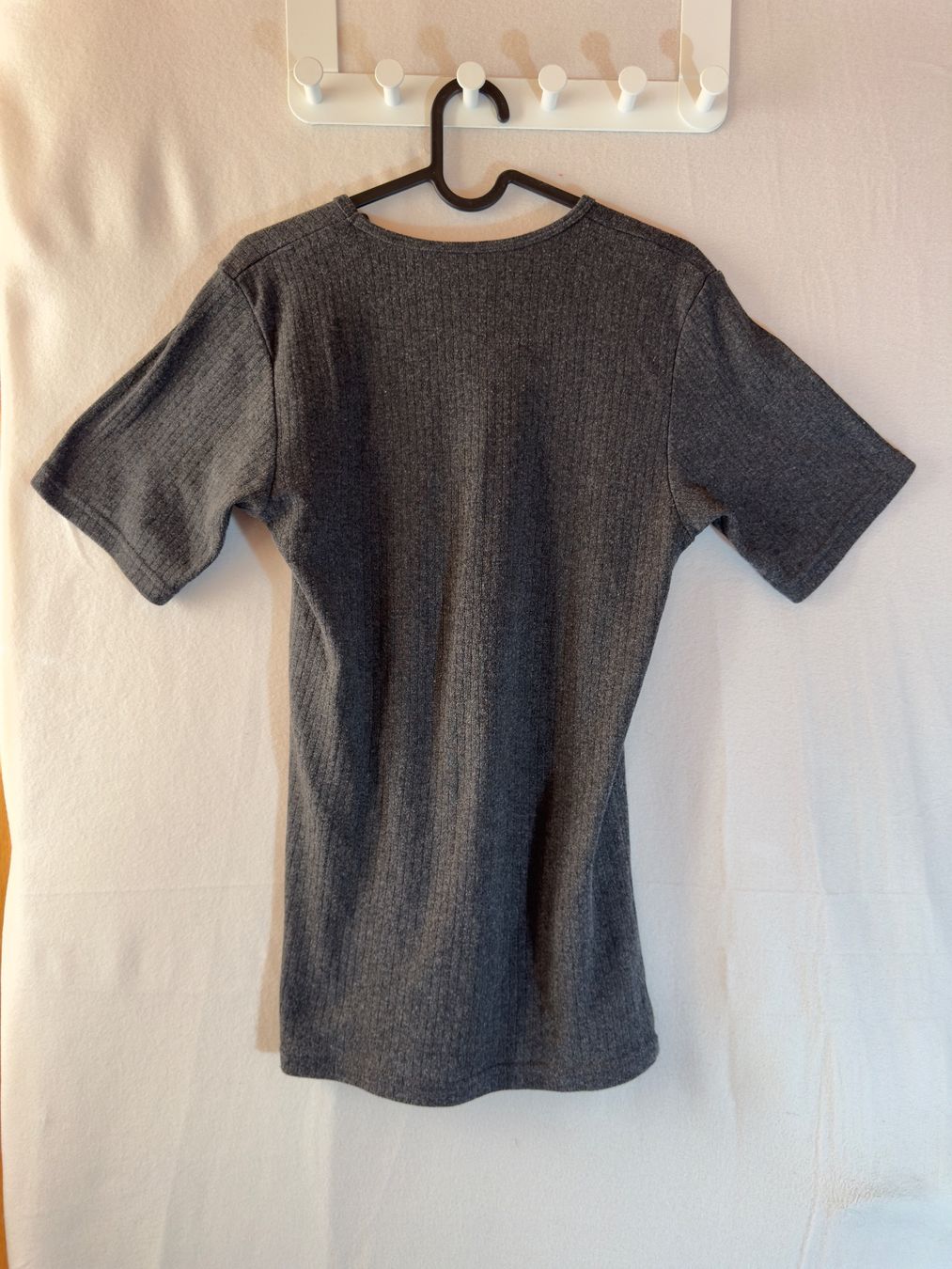 Top: Graues Shirt Gr. M – Usato da Grosswangen venduto da second_hand_dress 5