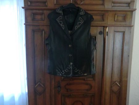 Schwarze Lederweste Nietenapplikationen Western Style