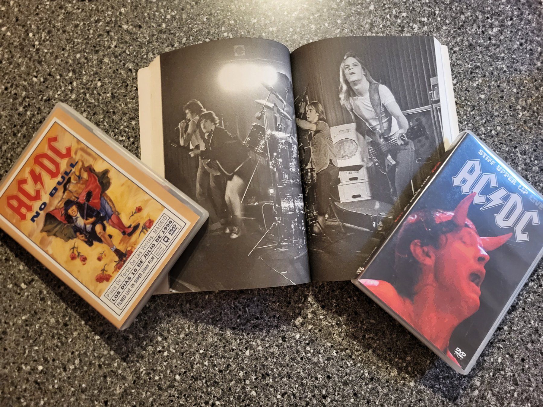 Tutti i DVDs: AC/DC Sammlung  2 Dvd und Buch AC/DC  Dirty Deeds Mark Evans – Usato da Seltisberg venduto da Ppeter68 2