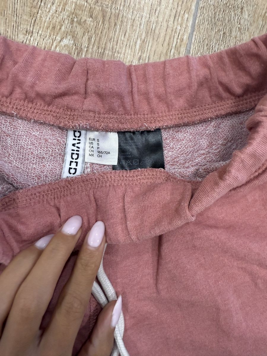 H&M Pantaloni: Divided H&M Pink Terry Shorts - S – Usato da St. Gallen venduto da kka_l9wg 1