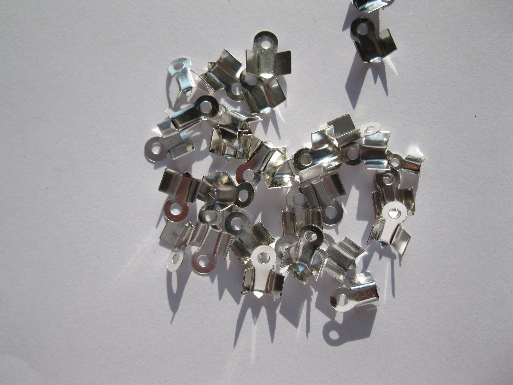 Perle (finte): 40 Endstücke, Quetschenden mit Öse, versilbert, 9x4mm – Nuovo e nell'imballaggio originale da St. Margarethen TG venduto da LuanaKa 1