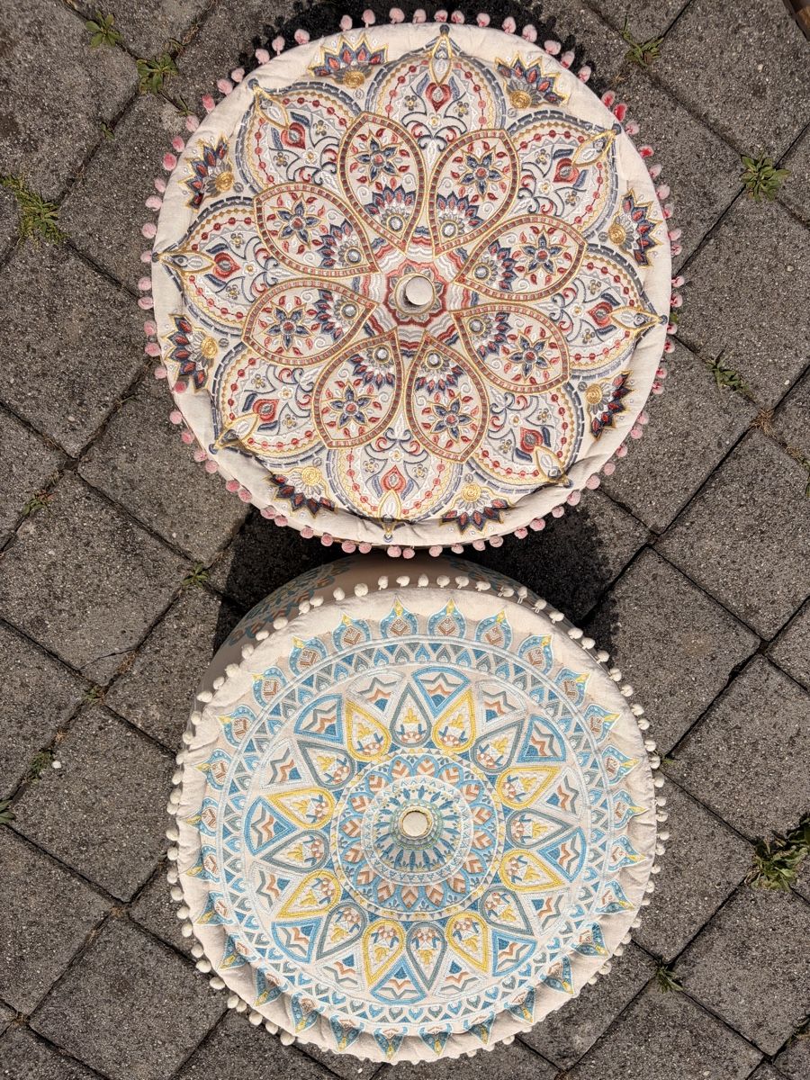 Sgabelli: 2 Poufs bestickt mit Mandala Muster beige gebraucht – Usato da Bonaduz venduto da san_9qpy 1