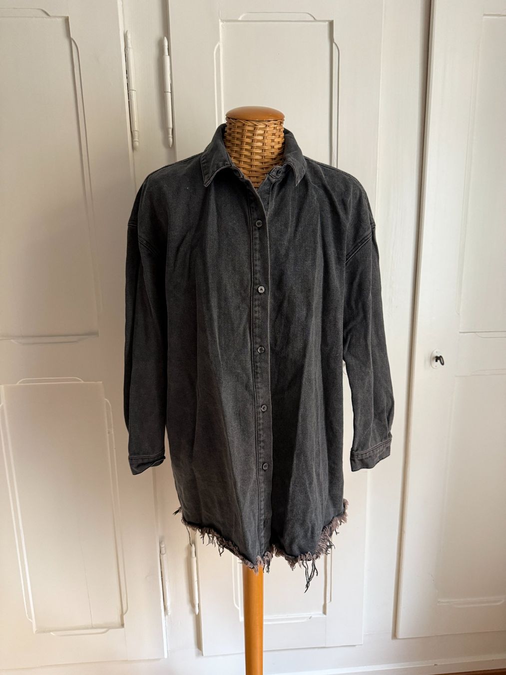 Vestes: MISSGUIDED - Hemdjacke dunkelgrau oversized 38 – D'occasion à Zürich par Diazaio