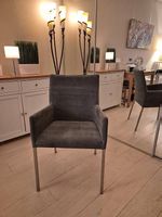 Chaise avec accoudoirs Tissu doux type velours Très bon état
