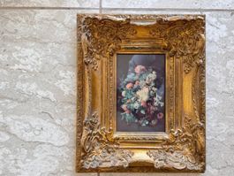 Edles Gemälde im Barock Rahmen mit Blumenstillleben.