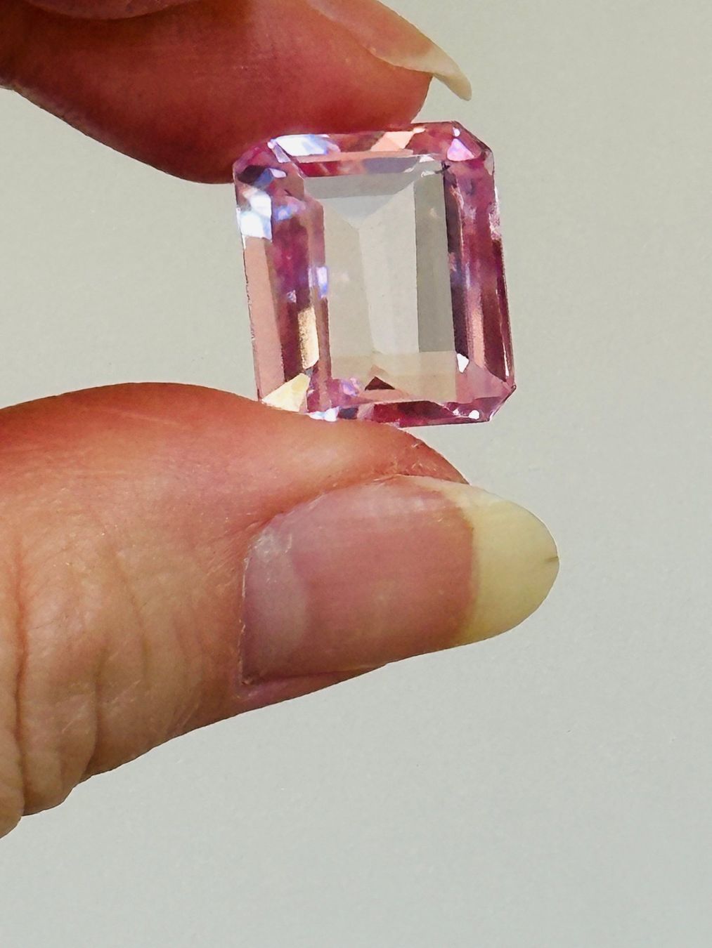 Edelsteine: 22.45 Ct Pink  Emerald Cut Dazzling Certified – Neu und originalverpackt aus Genève von AWWA 1