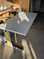 Stabiler Schreibtisch, Grau-Gelb, Bueromöbel