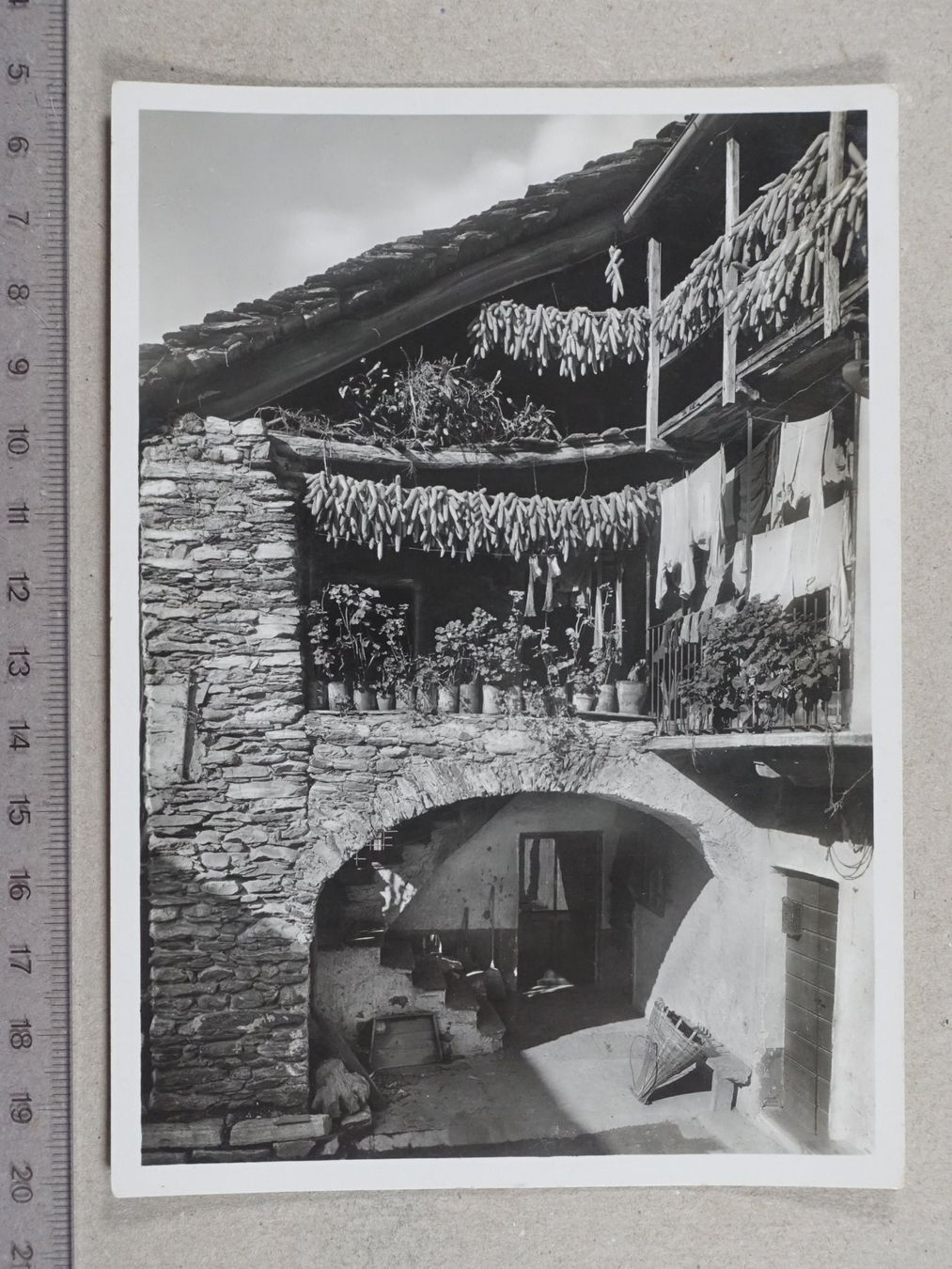 Ansichtskarten: Balconi ticinesi, Poststempel Ascona, 1946 – Gebraucht aus Lenzburg von fh1