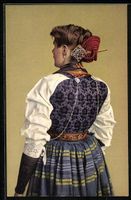 Unterwaldnermädchen in Tracht mit Haars