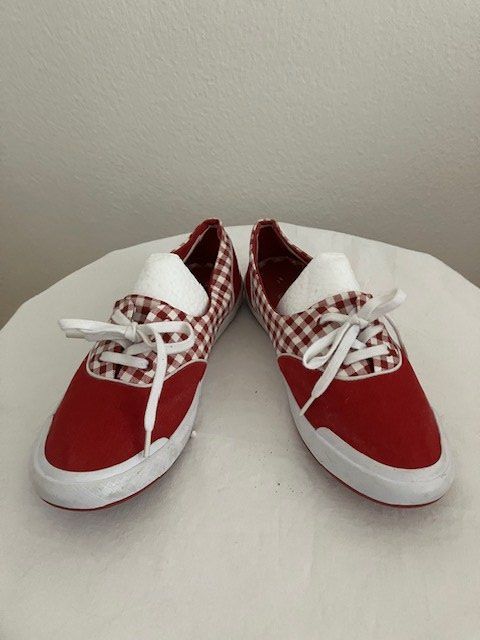 Lacoste Scarpe da donna: Baskets Lacoste rouge et vichy, T. 39 – Usato da Marin-Epagnier venduto da rchouchouu