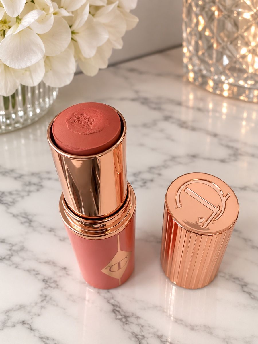 Charlotte Tilbury Make-up: Beach Stick Blush in Farbe peachy glow – Nuovo (secondo la descrizione) da Solothurn venduto da Menis-Shop1 2