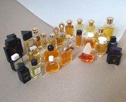 28 anciens parfums miniatures originaux, pour collection